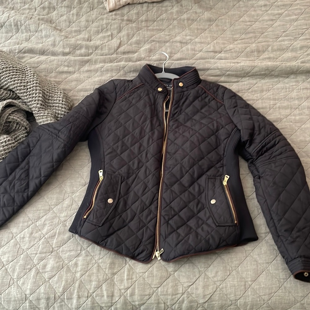 Black puffer zip-up puffer jacket